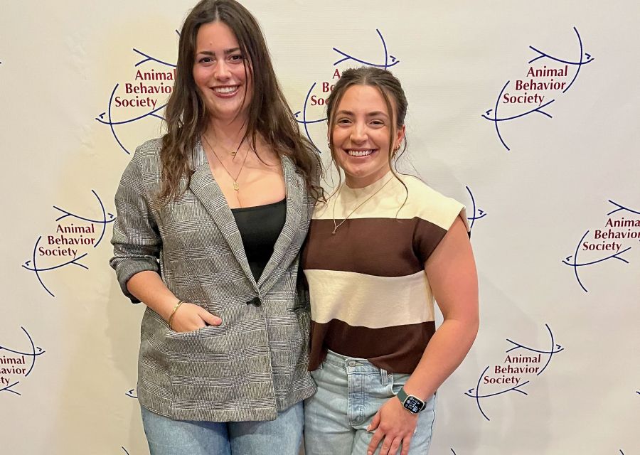 Meg Greenberg ’26 and Gabi Farris ’26 at the 2026 Animal Behavior Society meeting.