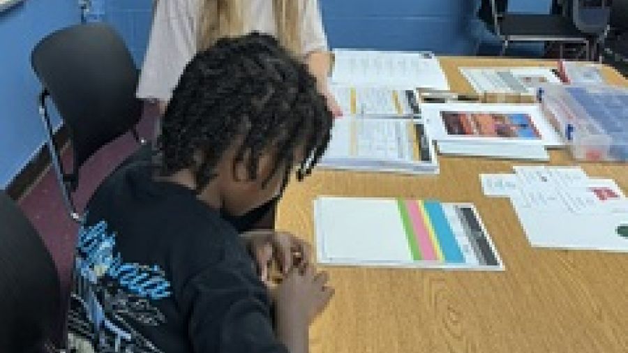 Elizabeth Andews reads with a student. 