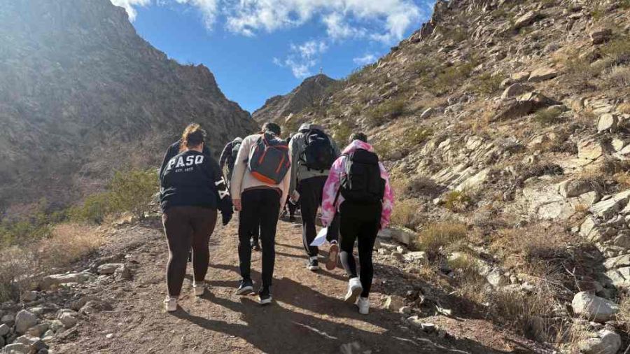 A group of students at the beginning of the Mount Cristo Rey hike