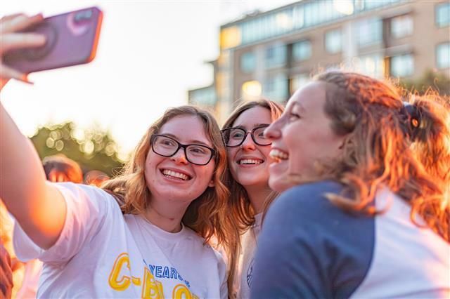 Group of female Canisius students taking a selfie