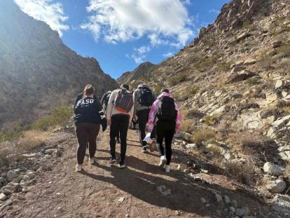 A group of students at the beginning of the Mount Cristo Rey hike